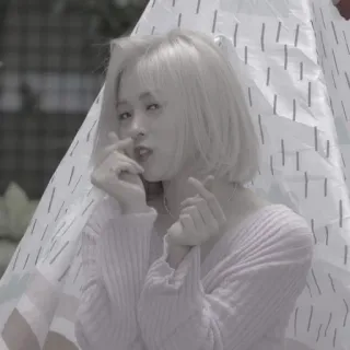 😎 66741333 女人, 可爱, 韩国, 人, 肖像, 室内, 心, 手势 telegram sticker