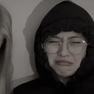 😎 8b9efef1 哭泣, 悲伤, 连帽衫, 眼镜, 人, 女人 telegram sticker