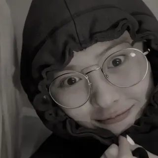 😎 9cd3783c 肖像, 眼镜, 连帽衫, 女人 telegram sticker