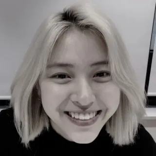 😎 b39d4882 女人, 肖像, 微笑, 脸, 人 telegram sticker