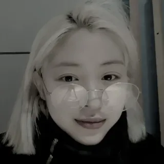 😎 bbe770c3 女人, 眼镜, 肖像, 人物, 自拍, 脸, 头像 telegram sticker