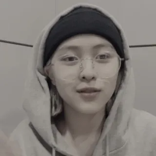 😎 d524590c 人物, 连帽衫, 眼镜, 肖像, 女人, 室内 telegram sticker