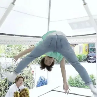 😀 1f80cc06 persona, jeans, t-shirt, posa, casual, interno telegram sticker