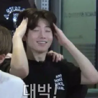 😶 69b34c5e 대박! coreano, uomo, sorridente, casual telegram sticker