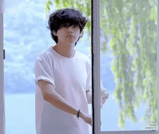 ☁️ 3b8f9a7b ผู้ชาย, ภาพเหมือน, ในร่ม, หน้าต่าง, คน telegram sticker