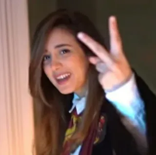 ✌️ 97402142 Person, Frau, Friedenszeichen, Porträt, Innenbereich, Krawatte, Jacke, Kleid telegram sticker