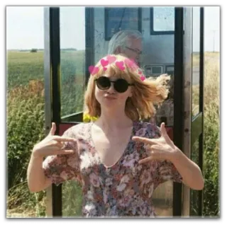 🤟 a5bfc098 phụ nữ, trái tim, kính râm, bốt điện thoại telegram sticker