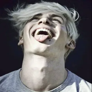 😹 60fa9dca orang, pria muda, potret, kaos abu-abu, mulut terbuka, lidah, rambut putih whatsapp sticker