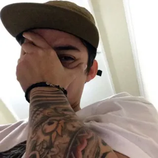 😒 c582d2de orang, pria, tato, topi, tangan, lengan whatsapp sticker