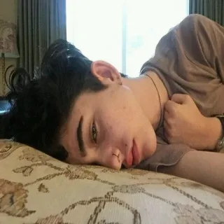 😔 e0766989 orang, berbaring, dalam ruangan, potret, wajah whatsapp sticker