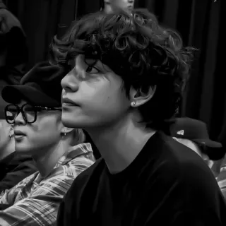 🖤 71e95d22 ภาพบุคคล, ขาวดำ, ผมหยิก, คน, ผู้ชาย, ภาพโคลสอัพ telegram sticker