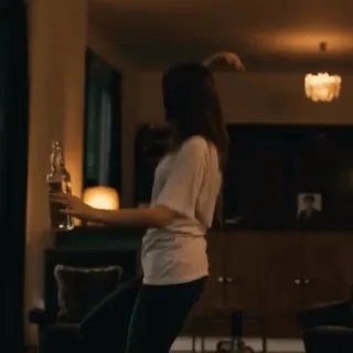 💃 dfe800b6 ผู้หญิง, ขวด, ในร่ม, บ้าน telegram sticker