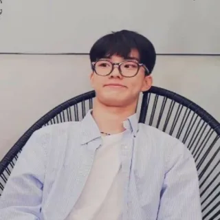 ❄️ 96026149 男人, 眼镜, 坐着, 椅子, 肖像 telegram sticker