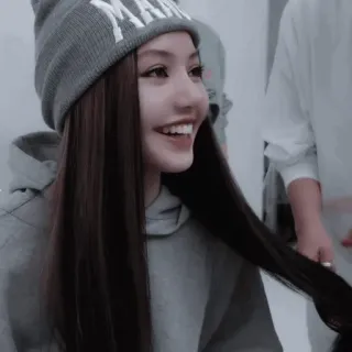 ♟ 0780dd4c MANILA 女人, 毛线帽, 微笑, 肖像, 室内, 人 telegram sticker