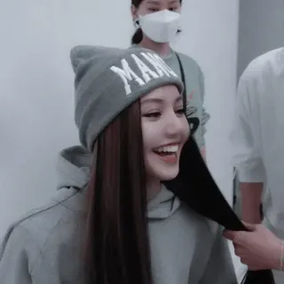 ♟ 31bb4334 MAN 女人, 毛线帽, 帽子, 灰色, 微笑, 人 telegram sticker