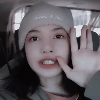 ♟ 8cb725b0 Sporty & Rich 女人, 针织帽, Sporty & Rich, 自拍, 肖像, 时尚, 室内 telegram sticker