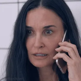 😨 6a812895 Demi Moore 여배우, 유명인, 전화, 심각한 telegram sticker