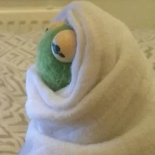 😢 19b09328 burattino, verde, asciugamano, bambola, giocattolo telegram sticker