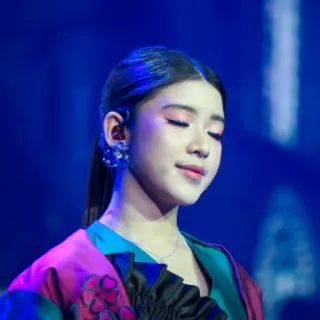 ❄️ fbf28e68 femme, portrait, chanteuse, artiste, scène, beauté telegram sticker