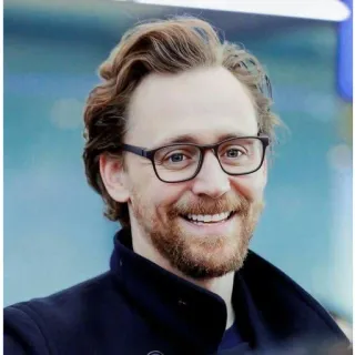 😊 1077ffb9 Tom Hiddleston aktor, selebriti, potret, pria, kacamata whatsapp sticker