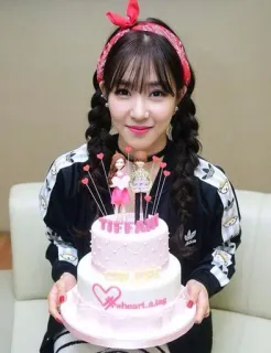 🎂 74ef8075 Tiffany TIFFANY เค้ก, วันเกิด, คน, เอเชีย, ผู้หญิง, งานเฉลิมฉลอง telegram sticker