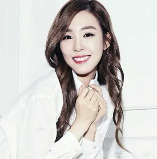 🤗 7554ae04 ผู้หญิง, ภาพเหมือน, ยิ้ม, แฟชั่น, ความงาม, คน telegram sticker