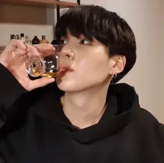 💬 993a9769 hombre, bebiendo, alcohol, vaso whatsapp sticker