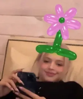 🌸 69f47dec mulher, balão de flores, selfie, em ambiente interno, retrato telegram sticker