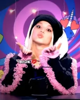 🌟 c3c4c9df ЧМОК mulher, beijo, retrato, loira, chapéu telegram sticker