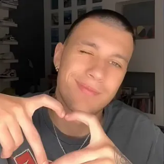 🥰 0c0bf406 orang, hati, gestur, berkedip, senyum, potret telegram sticker