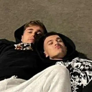 🙄 ec3377d2 pria, persahabatan, potret, hoodie, pakaian kasual telegram sticker