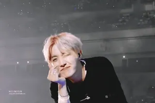 🥰 290534f6 MOMISH kpop, zanger, concert, muziek, idool telegram sticker