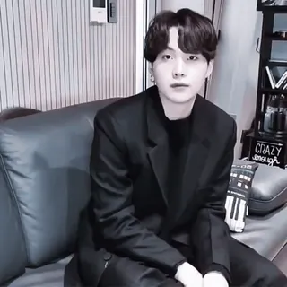 🖇 b3077a04 CRAZY 男性, スーツ, ソファ, 黒いスーツ, 屋内 telegram sticker