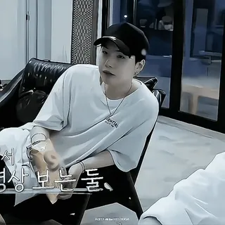 🫀 926c910d 영상 보는 툳 man, sitting, t-shirt, hat, chair telegram sticker