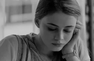 🔗 07a4f3ec mujer, retrato, blanco y negro, persona, cara, triste telegram sticker