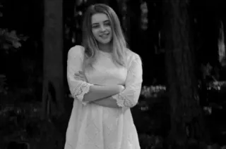 🔗 18a26798 mujer, vestido, brazos cruzados, sonriendo, blanco y negro, niña telegram sticker