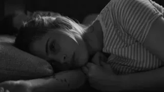 🔗 2428eafe persona, mujer, sueño, cama, almohada, descanso, blanco y negro telegram sticker