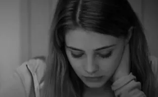 🔗 731c8961 mujer, retrato, blanco y negro, mirando abajo, chica, triste telegram sticker