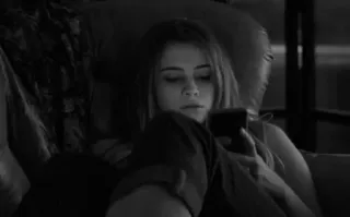 🔗 a3d5cfa3 mujer, teléfono, chica, silla, blanco y negro, interior telegram sticker