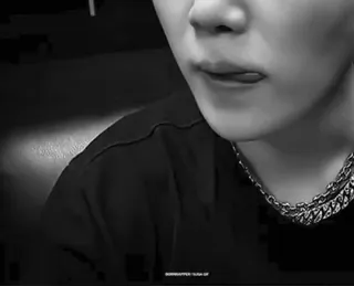 😏 2bd946eb dorisrapper-tuhm.gif osoba, zbliżenie, twarz, łańcuch, wyraz telegram sticker