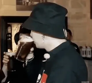 🍺 acb86dd0 ludzie, picie, wewnątrz, kapelusz, bucket hat, piwo telegram sticker