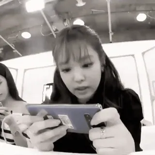 🤟 2d20bb0a wanita, telepon, orang, bermain, game seluler telegram sticker