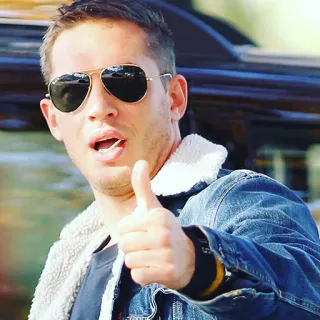 👍 14242826 ator, polegar para cima, jaqueta jeans, óculos de sol telegram sticker