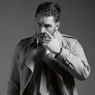🤨 3f46b37f Tom Hardy ator, homem, preto e branco, gabardine, gravata telegram sticker