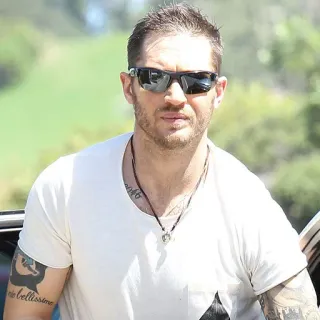😎 4b7ff493 Tom Hardy ator, celebridade, homem, óculos de sol, retrato telegram sticker