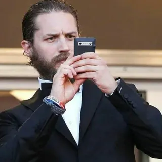 📷 92263674 Tom Hardy ator, homem, terno, formal, telefone, selfie telegram sticker