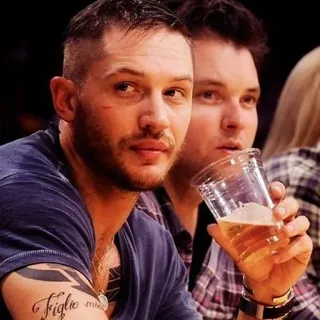 😒 df7c5e80 Tom Hardy ator, homem, cerveja, bebida, celebridade telegram sticker