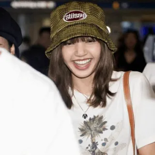 ☁️ 5fa92cb2 Stussy 人, 女人, 微笑, 帽子, stussy, 休闲, 项链 telegram sticker