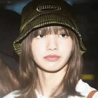🐚 accc6e67 Lisa STÜSSY lisa, blackpink, 帽子, stussy, 歌手, kpop telegram sticker