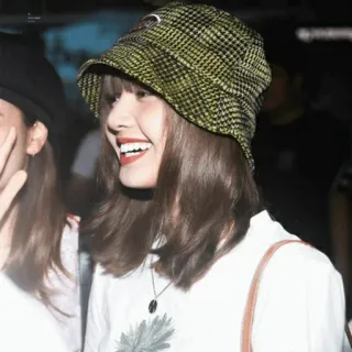 🐚 d40a111a Lisa 女人, 人, 帽子, 名人 telegram sticker